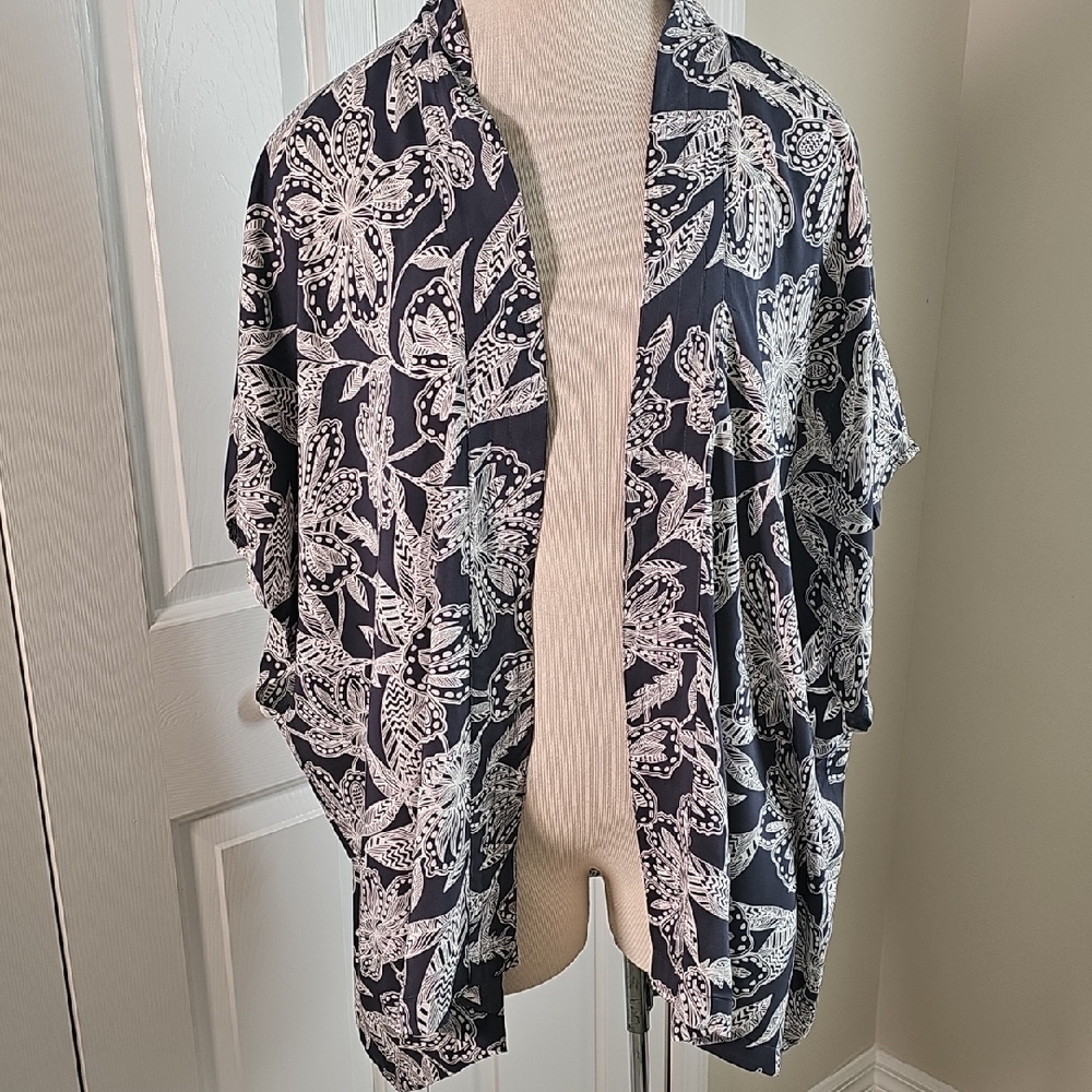 LOFT Black‎ and White Patterned Kimono. Open, Boxy. Size M/L